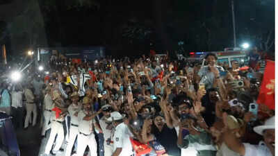 Chinnaswamy erupts at 12:30 am! RCB all-rounder’s IPL trophy pledge breaks the internet | Cricket News